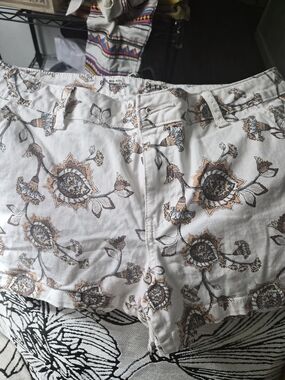 a.n.a White Floral Shorts with Tan & Gray Print